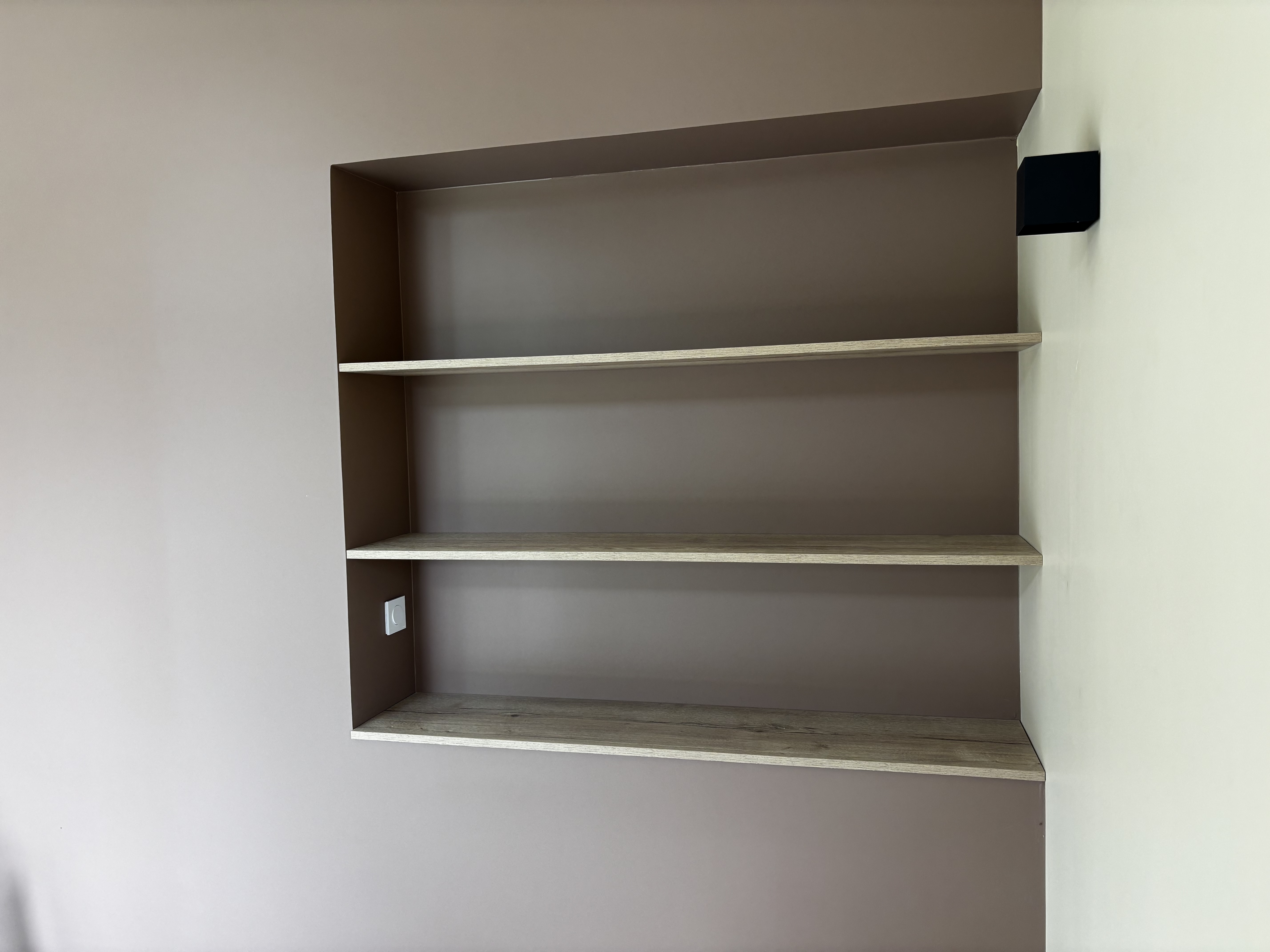 Aménagement intérieur avec éléments en bois