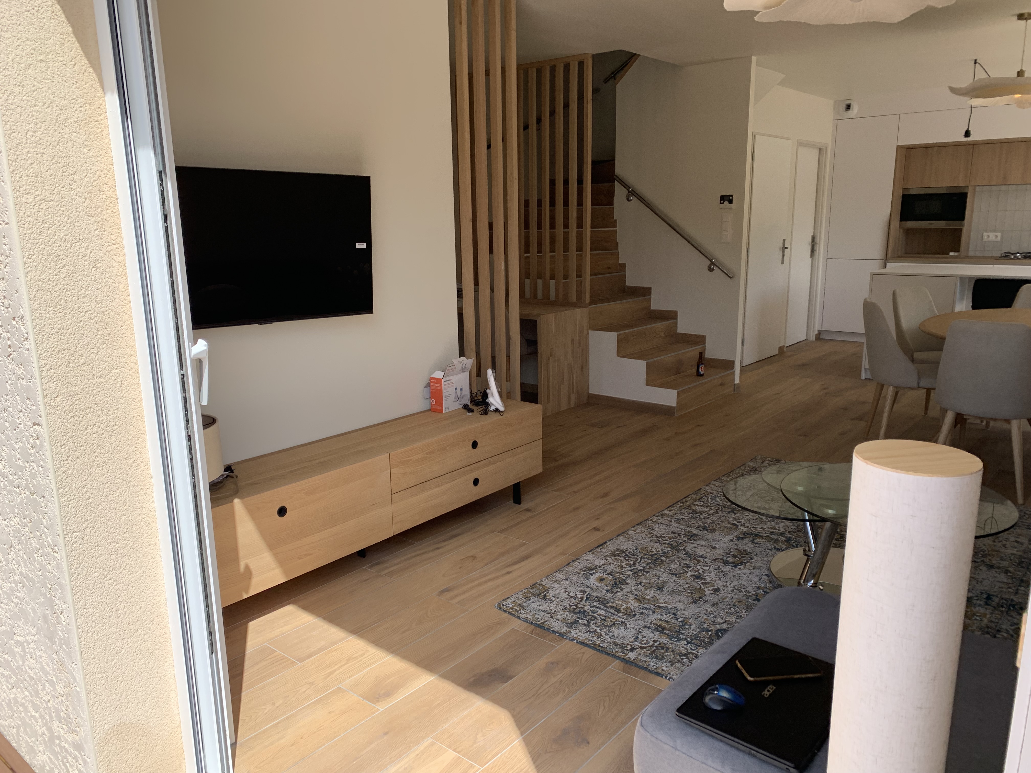 Espace repas et cuisine rénovés avec sol imitation bois