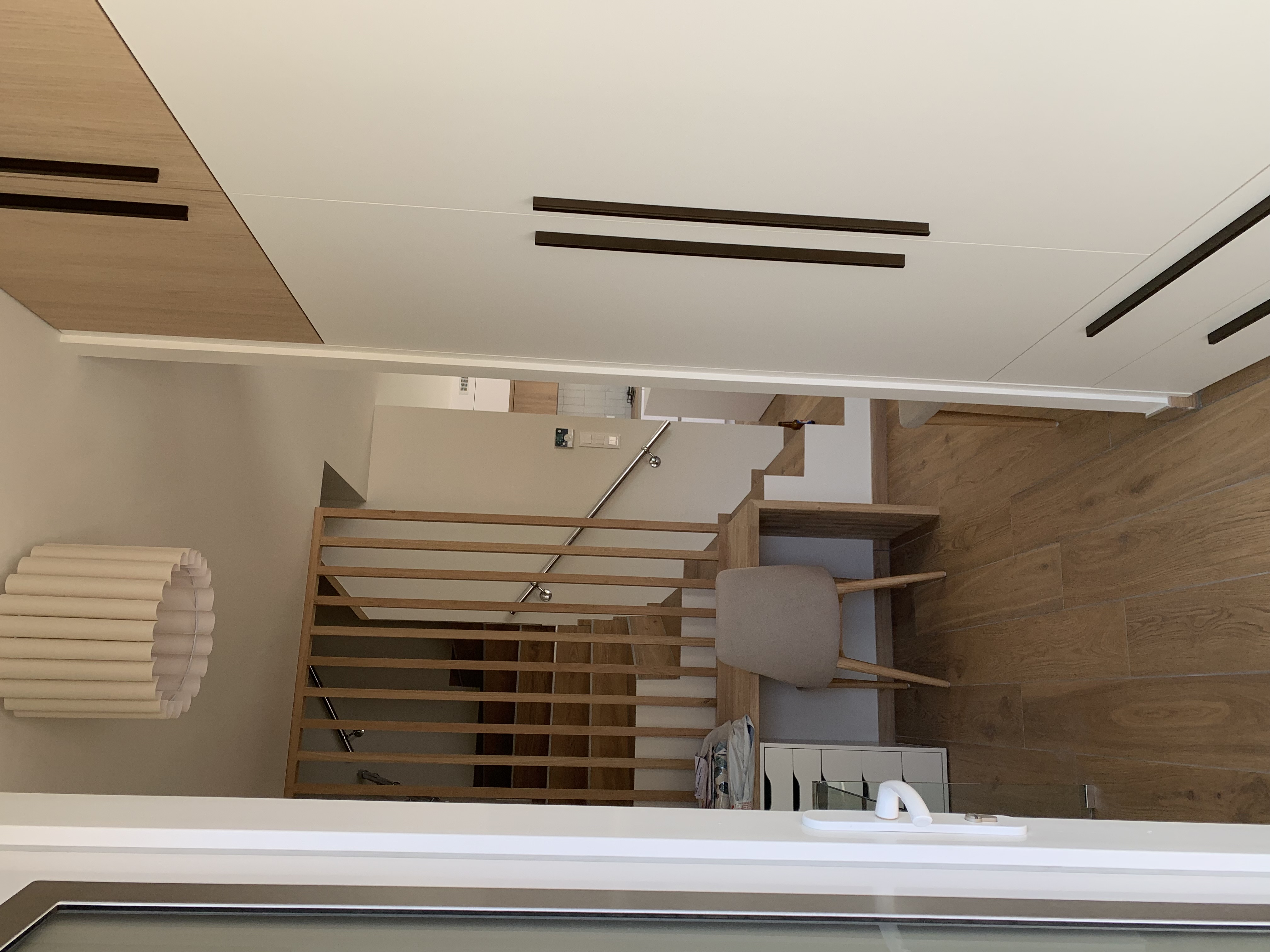 Escalier en bois et claustra ajouré dans un intérieur rénové