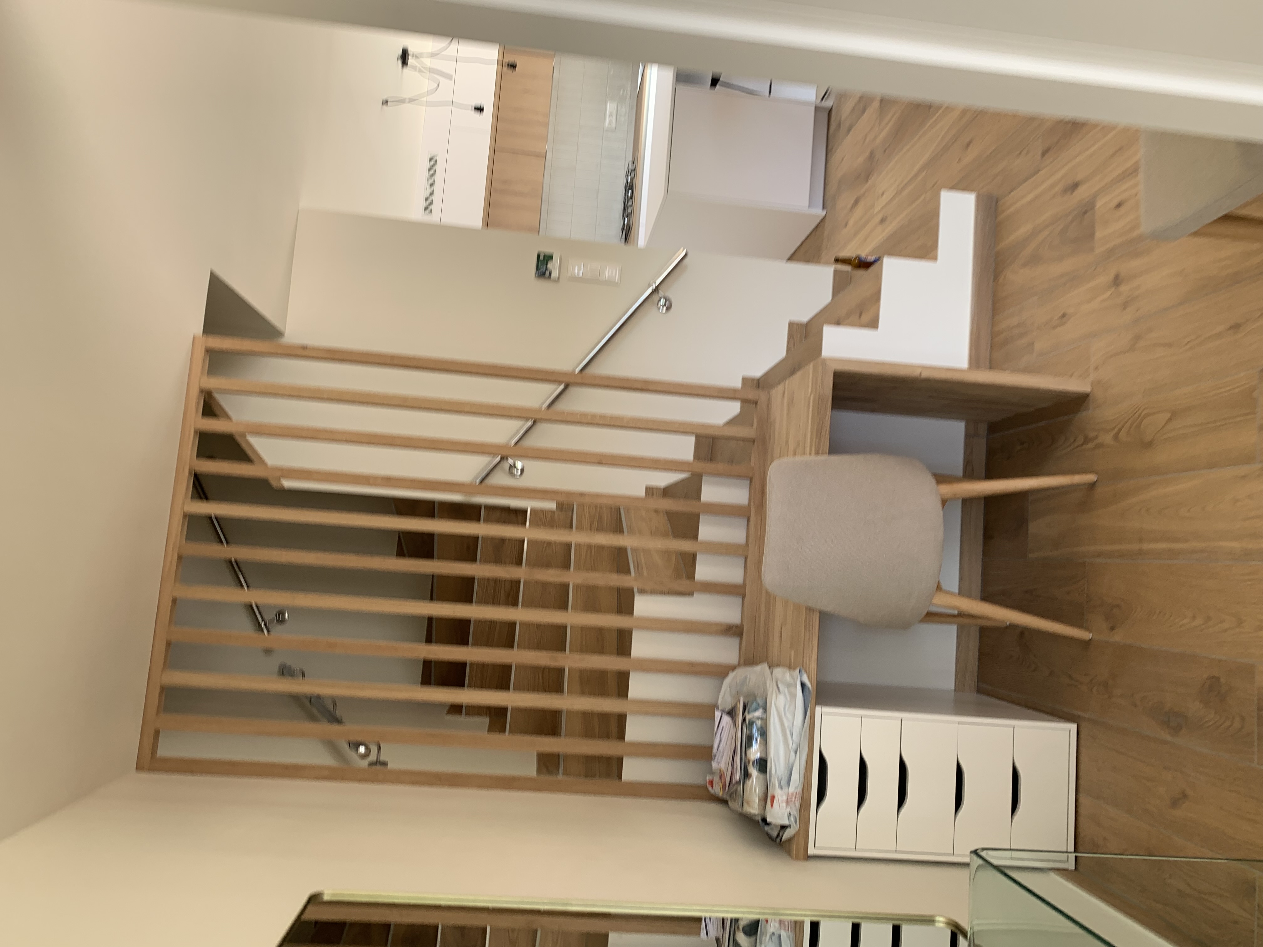 Espace repas aménagé avec claustra en bois et sol rénové