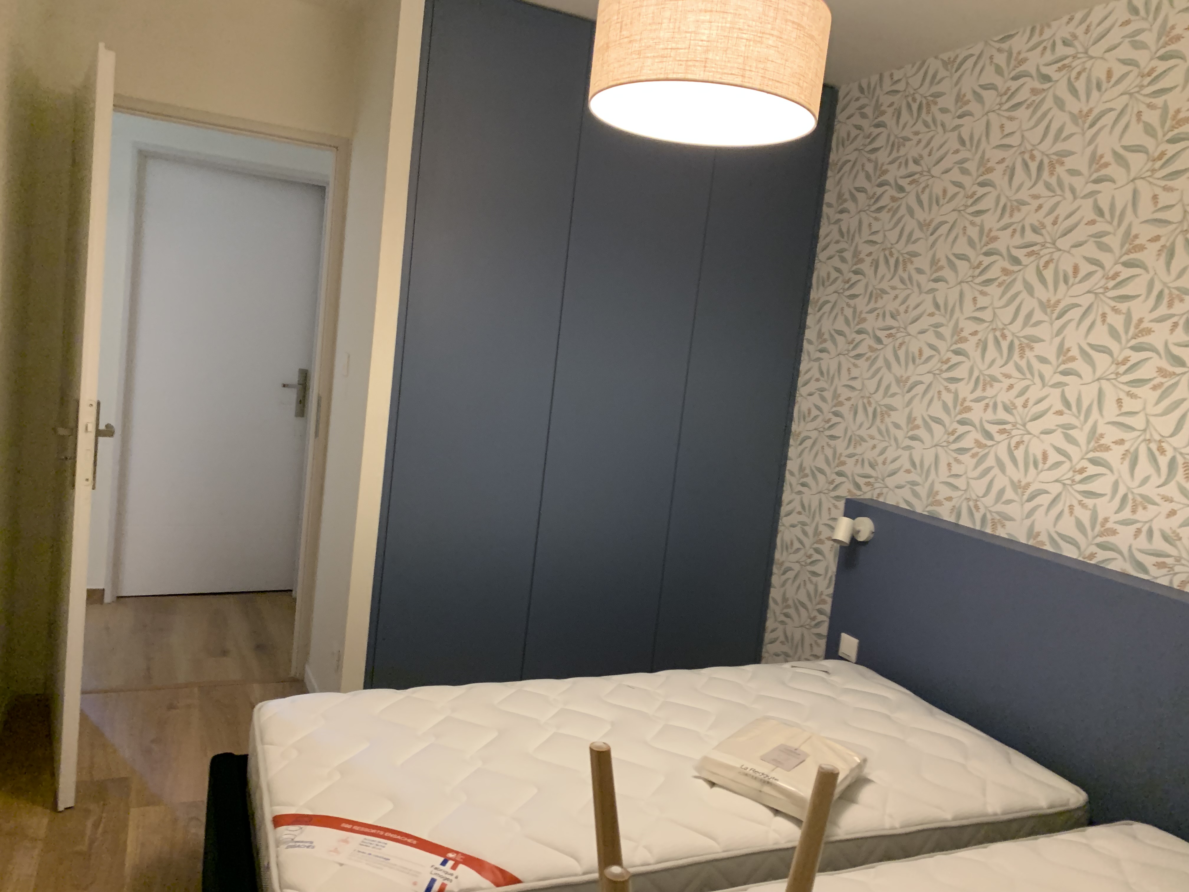 Espace repas avec rangement intégré et finitions intérieures