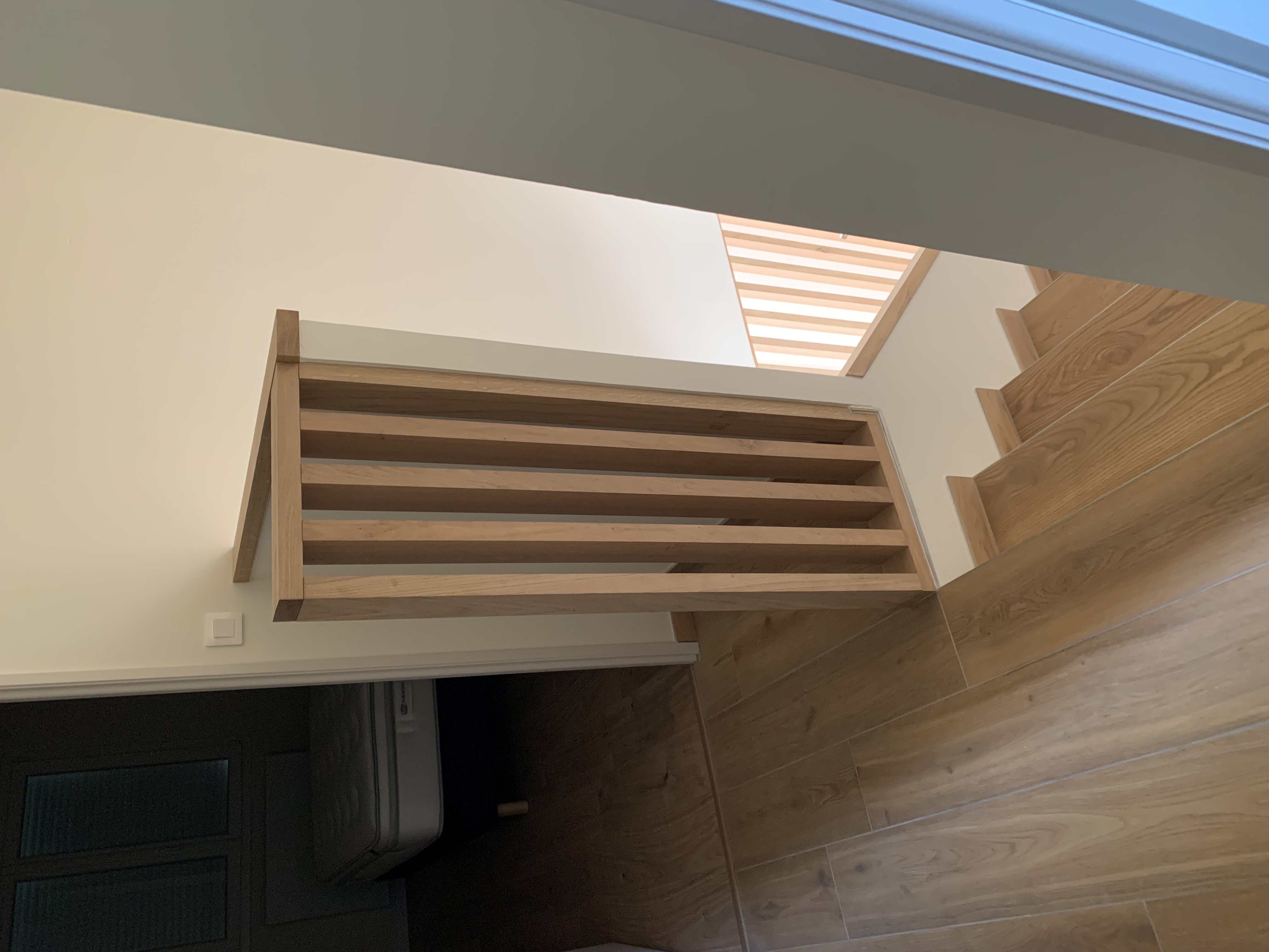 Pièce de vie rénovée avec parquet et cuisine ouverte